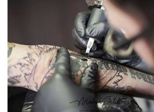 خالکوبی چگونه انجام میشود