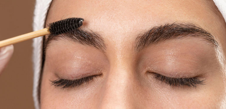 طرز استفاده از ژل ابرو برای ابروهای طبیعی و خوش‌فرم