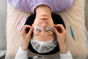 بن مژه چیست و چگونه باعث جذاب‌تر شدن چشم‌ها می‌شود